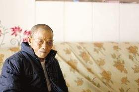 4月15日，劉爹爹的一只眼睛上有明顯的淤青。