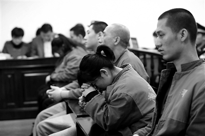 昨日，因涉嫌誘騙男網(wǎng)友進行高額消費，海淀區(qū)一咖啡廳負責人及“吧女”等14人受審。新京報記者 王貴彬 攝