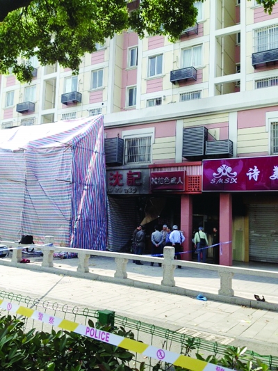 警方勘查事故現(xiàn)場(chǎng)。