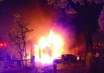 現(xiàn)場(chǎng)火勢(shì)很大。網(wǎng)友供圖（請(qǐng)聯(lián)系本報(bào)領(lǐng)取稿酬）