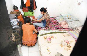 在米家崖一民房?jī)?nèi)，母親蹲在地上幫身陷傳銷的女兒穿鞋，但遭到女兒拒絕