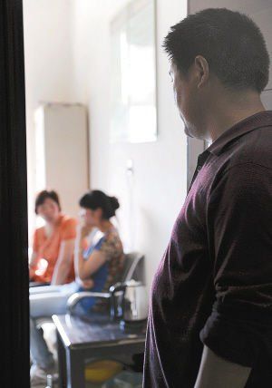 妻子在房?jī)?nèi)勸說(shuō)女兒時(shí)，楊師傅守在門外