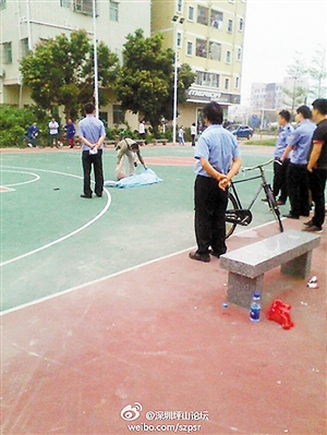 事發(fā)后，警方趕往現(xiàn)場(chǎng)進(jìn)行處理。圖片來(lái)源于微博