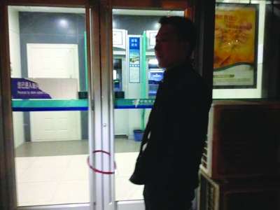 夏先生拿防盜鎖鎖了銀行門。