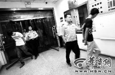 三人搶劫孕婦后，被警方和群眾合力抓獲 王警/攝