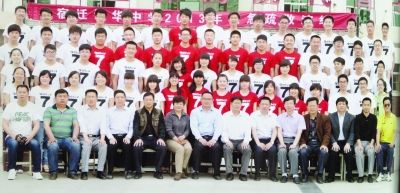 大家來(lái)找找，兩幅圖中有13人完全一致，你能找出來(lái)嗎？