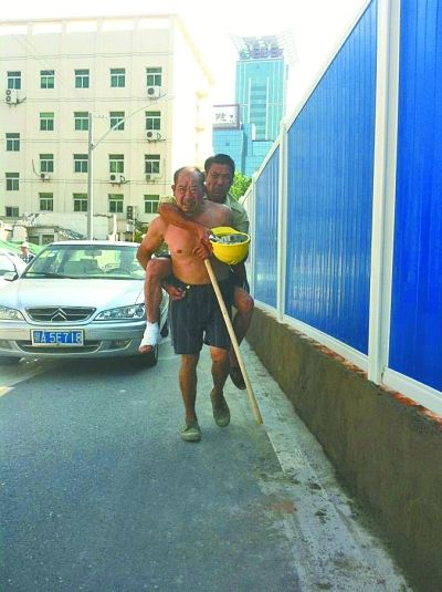 “謝謝，我們身上灰多，怕把車弄臟了”