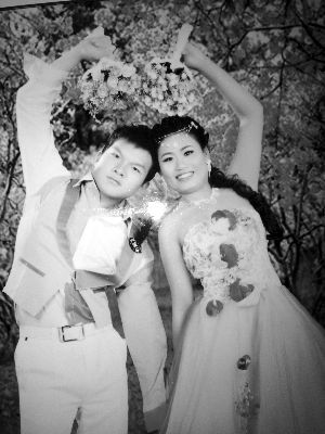 結(jié)婚照中的阿妮笑容燦爛，現(xiàn)實中，這對“跨國速成夫妻”還處在并不愉快的磨合過程中 本版均為資料圖片