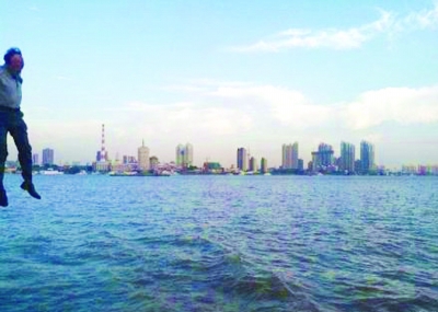 前晚，一名男子從輪渡上縱身墜入江中。@風(fēng)箏鍋發(fā)布