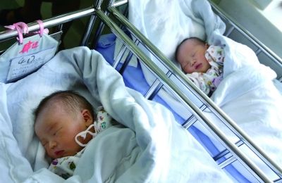 同一天出生的兩個(gè)寶寶，長(zhǎng)的也很像。（左為男弟弟，右為女姐姐）