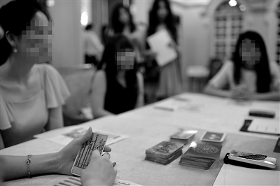 6月30日，中國(guó)企業(yè)家單身俱樂(lè)部在北京舉行富豪相親海選活動(dòng)，“考官”通過(guò)玩塔羅牌考察面試者的心理狀態(tài)。新京報(bào)記者 吳江 攝