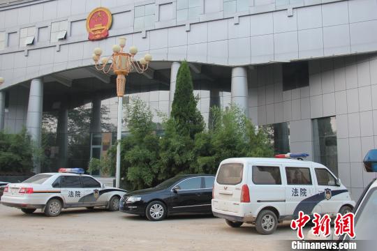 泊頭市人民法院院內(nèi)仍停有無牌制式警車，涉事人員與記者沖突地點僅距法院不足50米。穆玉良 攝