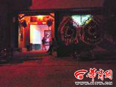 昨晚8時(shí)許，老人的大兒子的家正在辦喪事，屋外擺放著花圈 本報(bào)記者張超攝