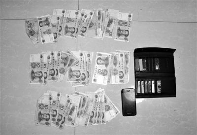 警方從搶劫嫌疑人處起獲的贓款和發(fā)令槍、子彈。警方供圖