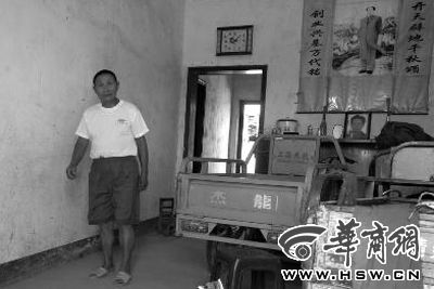 8月16日，在家中接受監(jiān)外執(zhí)行4年刑期的汪衛(wèi)國（化名）剛剛送走家訪的法官。