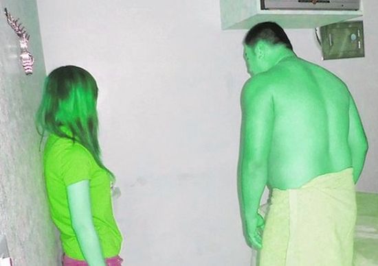 高雄黃姓男子(右)懷疑女友在“喇叭店”兼差，前往調(diào)查順便消費(fèi)時(shí)被警方逮個(gè)正著。(圖／東森新聞)