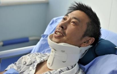 8月25日，交警周寶來躺在病床上。