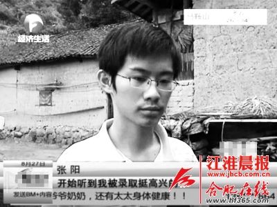  對于18歲的張陽來說，父親的突然離世讓他措手不及，感到悲痛的同時(shí)，他甚至有點(diǎn)自責(zé)父親是因怕連累他而選擇離開。      （圖片均為安徽廣播電視臺《幫女郎幫你忙》的視頻截圖）