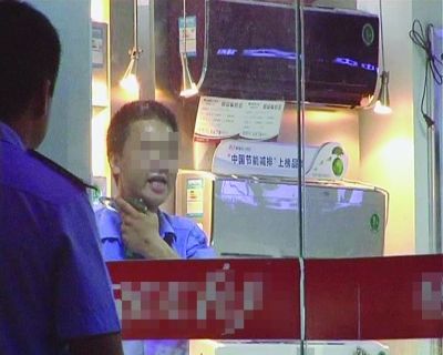 打劫男把玻璃片抵在脖子上，與民警對峙