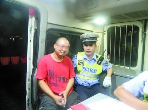 冉強(qiáng)開心地接受了民警的處罰和教育。高新區(qū)交巡警支隊(duì)供圖