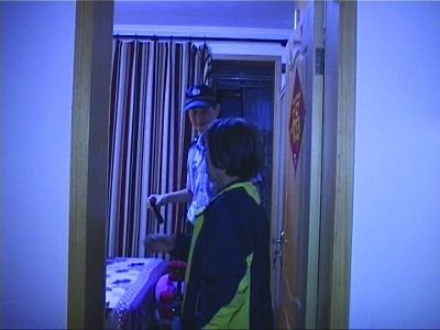 民警幫老人檢查沒發(fā)現(xiàn)有炸彈。