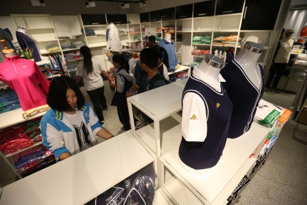 　9月12日，北京，十一學(xué)校在推出三大類、超過40款“最潮”校服，吸引學(xué)生搶購。