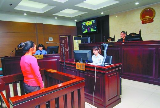    9月29日，萬(wàn)州區(qū)人民法院，被告王桂娟（化名）在庭審現(xiàn)場(chǎng)。 重慶晨報(bào)記者 胡杰 實(shí)習(xí)生 黃敬坤 攝