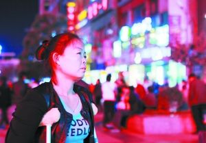 走在燈火闌珊的蘭州街頭，史女士迷茫無(wú)助。