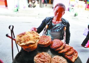 手頭拮據(jù)，每天只能吃一頓飯。