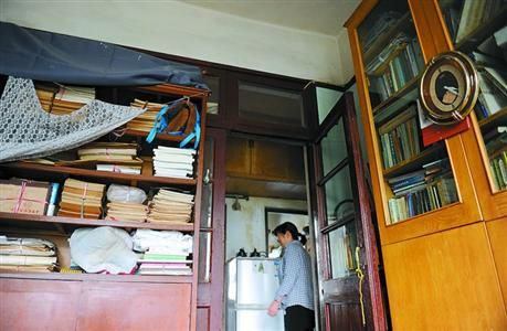 老人生活簡樸，平時(shí)有保姆照顧