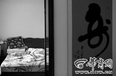 昨日，徐萬發(fā)躺在自家床上，鼻子插著氧氣管 記者張杰攝