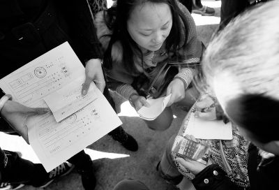 喜隆多商場接待處外面，受損商戶正拿手機計算自己能退多少錢