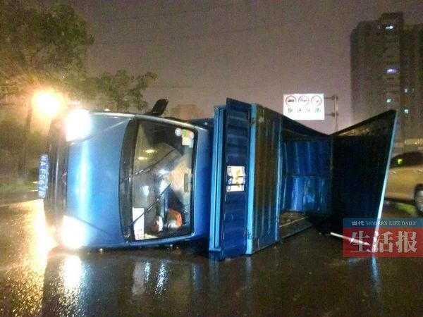 小貨車側(cè)翻現(xiàn)場。