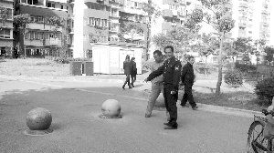 就為了搬這個石墩，男子打傷了兩個保安