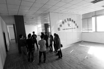 曾經(jīng)看似正規(guī)且豪華的公司，如今空空如也，只剩進門處的公司名稱還赫然在目