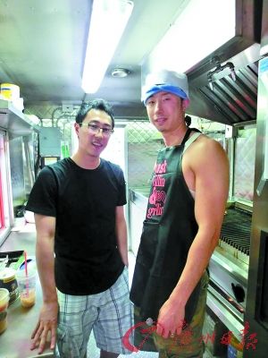 劉曉（左）和彭一在餐車內(nèi)。（受訪者提供）