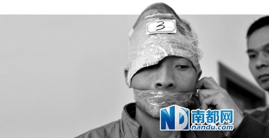 為了防止犯罪嫌疑人串供，民警用膠帶將犯罪嫌疑人的嘴封住。