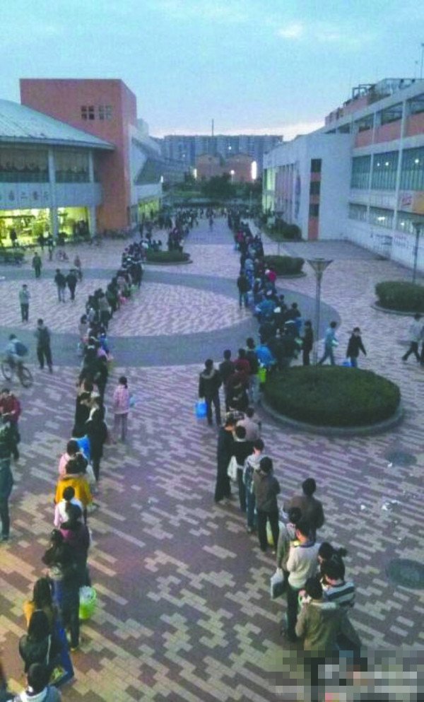 24日傍晚，川大江安校區(qū)浴室前排隊(duì)“盛況”