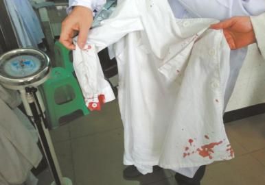 受傷醫(yī)生的衣服上血跡斑斑。