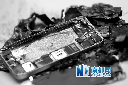 于先生的新iPhone5S手機(jī)直接“爆”廢。 南都記者劉有志攝