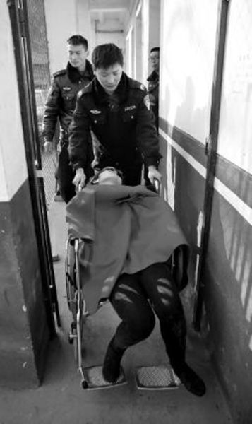 昨日，派出所民警帶女駕駛員賈某去醫(yī)院做檢查 記者 陳團結 攝