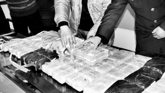 警方收繳的毒品和毒資。警方供圖