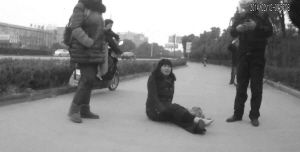 鄭大姐坐在地上，警方趕到進(jìn)行施救。（視頻截圖由警方提供）