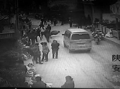 監(jiān)控錄像顯示，劉某側(cè)身行走時(shí)不慎跌倒，王某途經(jīng)此處時(shí)將其扶起（圖中畫(huà)圈處） 通訊員 何春地 攝