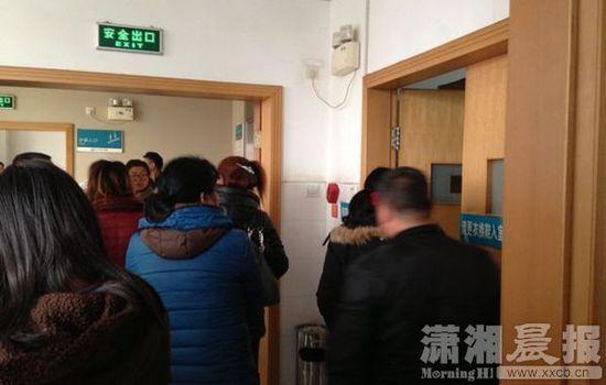 ICU搶救室前家屬。圖|瀟湘晨報(bào)記者 陳斌