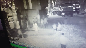 擋道3小時(shí)，司機(jī)路人“望磚興嘆”