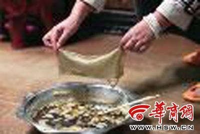 　　昨日，店方讓顧客觀看該火鍋制作時(shí)的監(jiān)控錄像本組圖片由本報(bào)記者黃利健攝