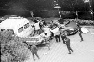 沖突現(xiàn)場，協(xié)管員揮拳打向女商販 視頻截圖