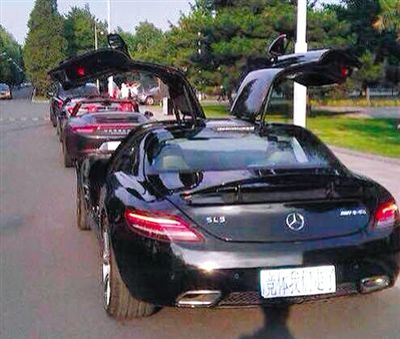 近日，一組“北體大畢業(yè)典禮豪車(chē)云集堪比車(chē)展”組圖在網(wǎng)絡(luò)爆紅。網(wǎng)絡(luò)截圖