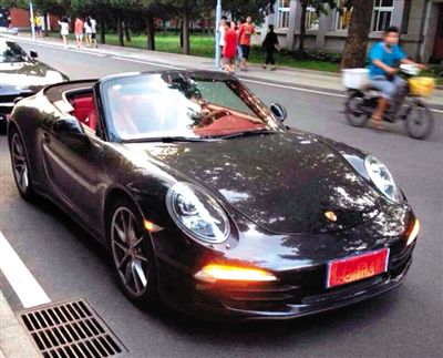 近日，一組“北體大畢業(yè)典禮豪車(chē)云集堪比車(chē)展”組圖在網(wǎng)絡(luò)爆紅。網(wǎng)絡(luò)截圖